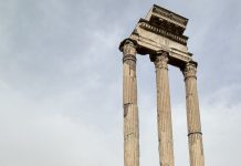 Les tres columnes del Temple de Càstor i Pòl·lux